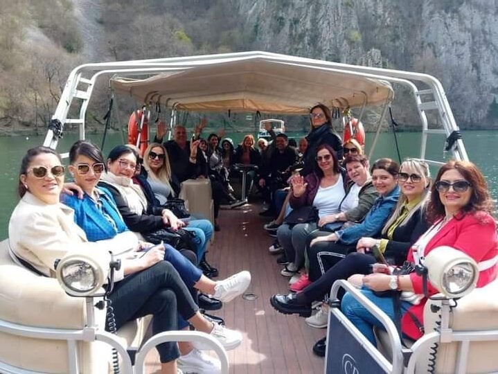 Turisti?ka grupa na brodu tokom organizovanog izleta Prestige Travel