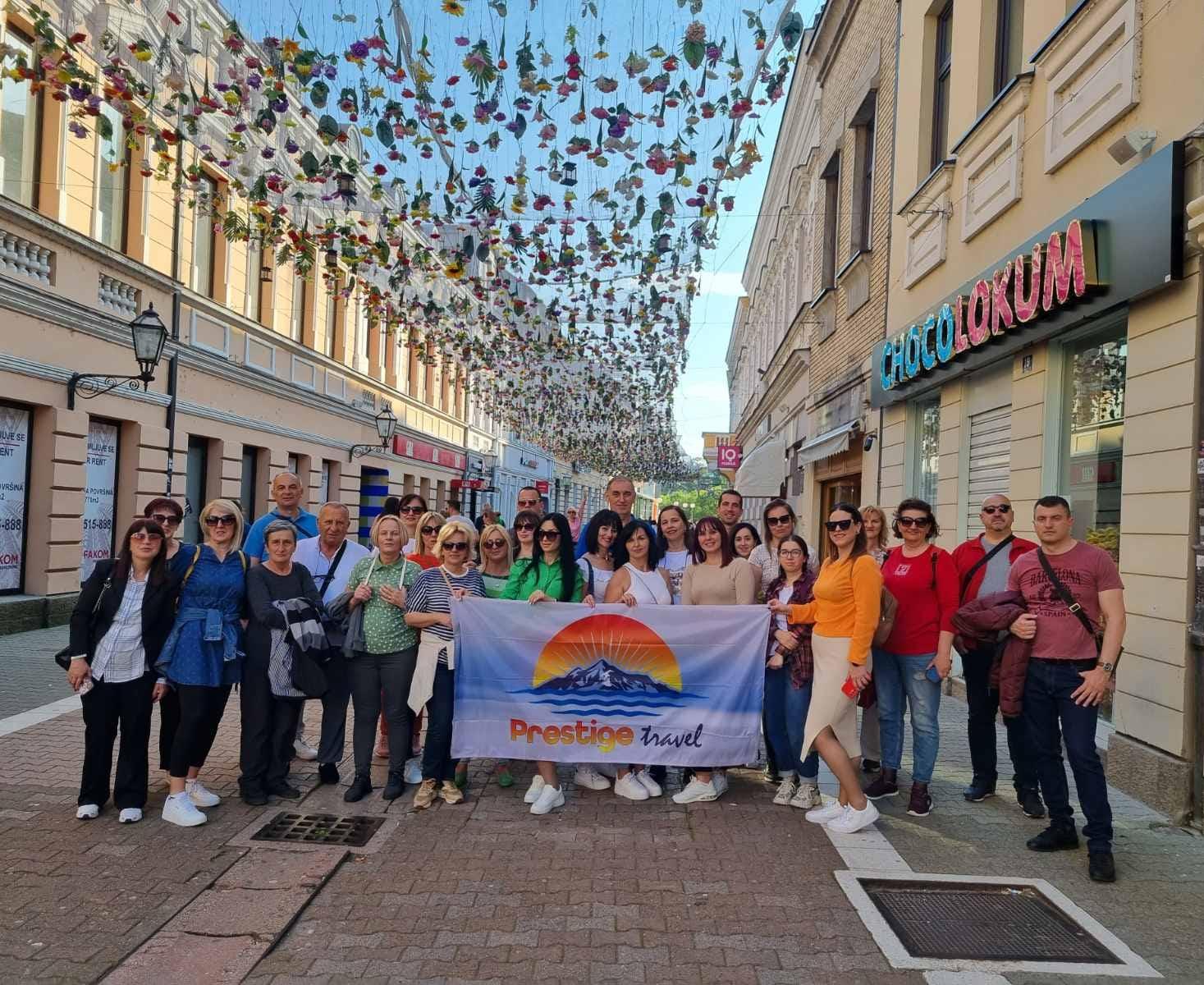 Turisti?ka grupa u evropskom gradu tokom organizovanog putovanja Prestige Travel