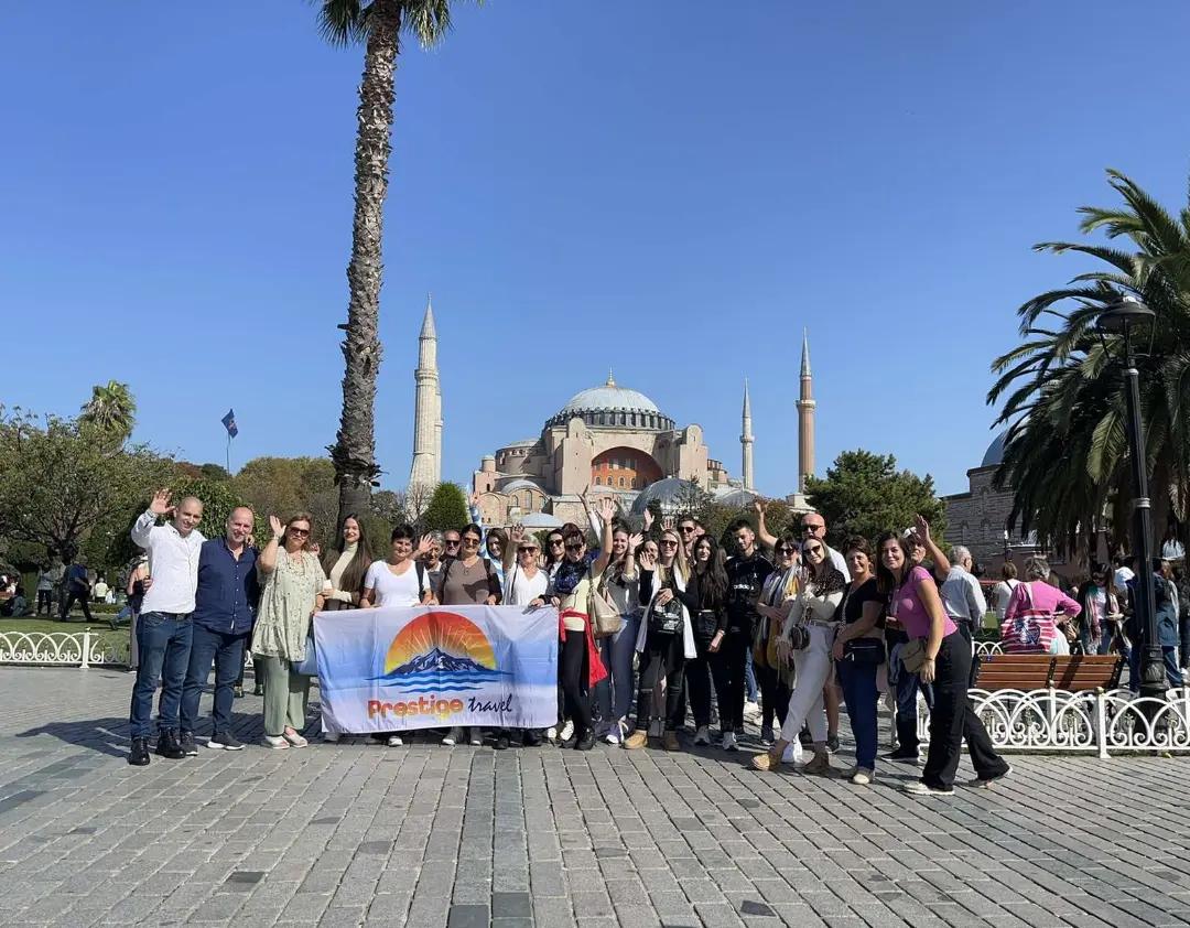 Turisti?ka grupa ispred Aja Sofije Istanbul Prestige Travel