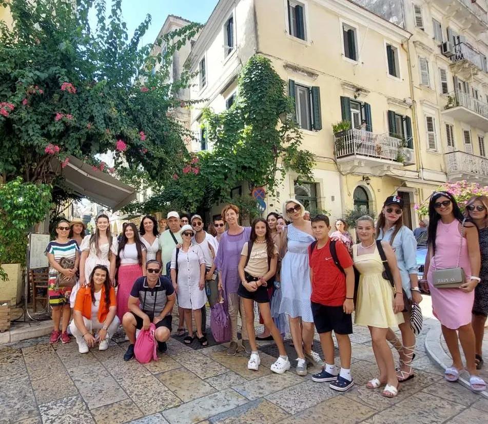 Turisti u centru grada Korfu tokom organizovane ture