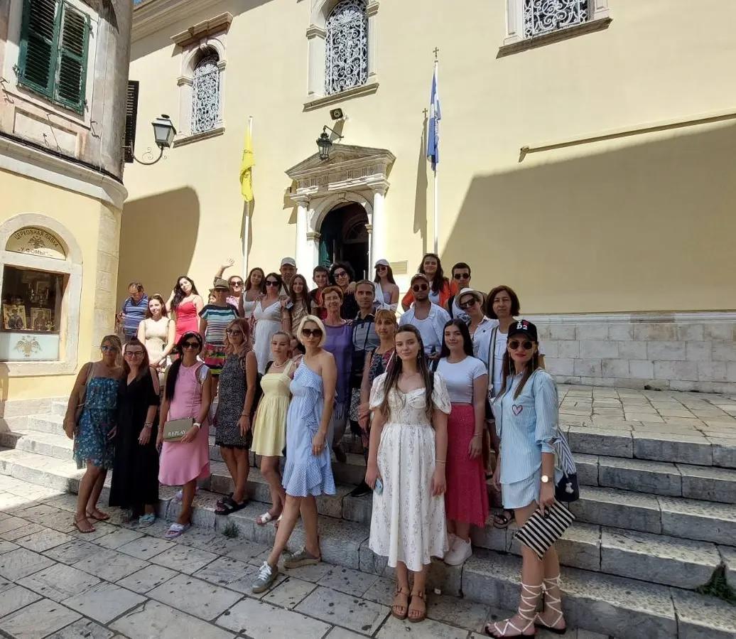 Posjeta crkvi na Korfu turisti?ka grupa Prestige Travel