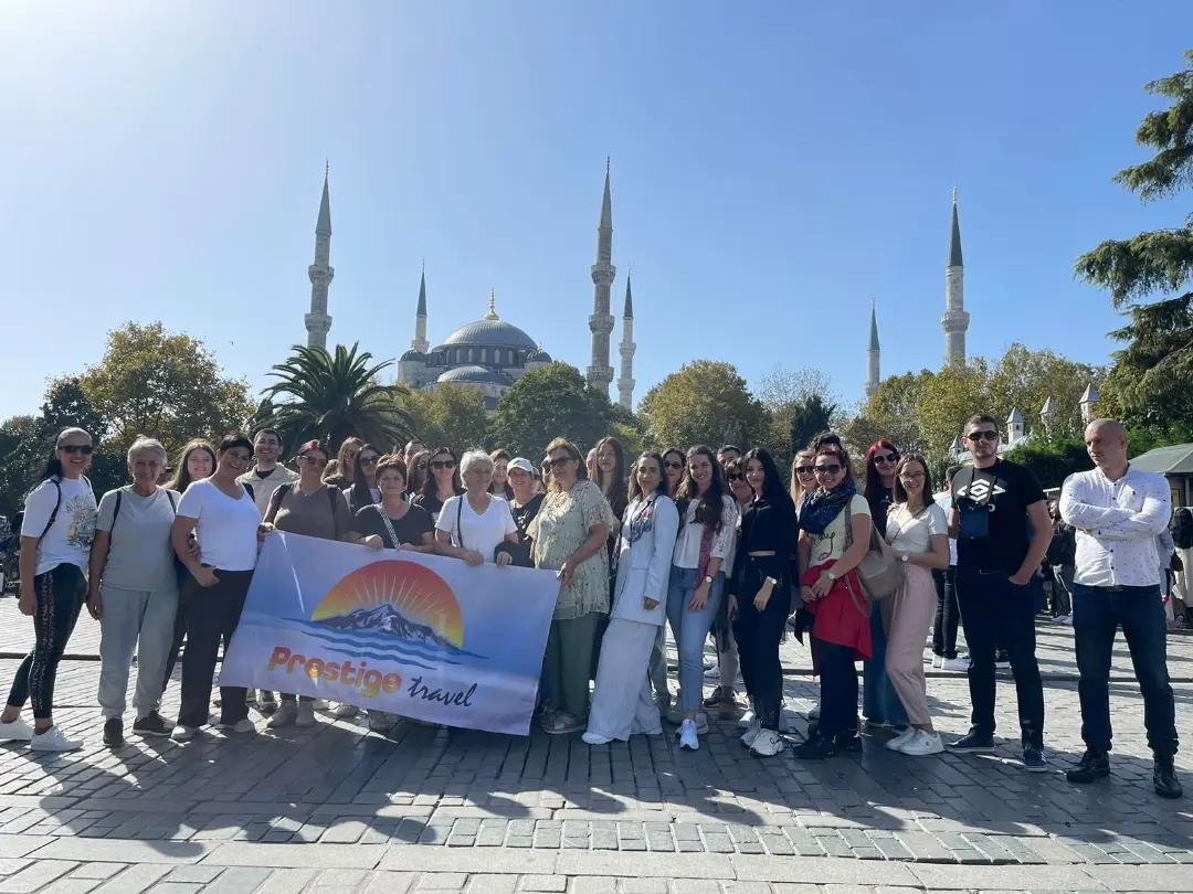 Turisti ispred Plave d?amije u Istanbulu Prestige Travel