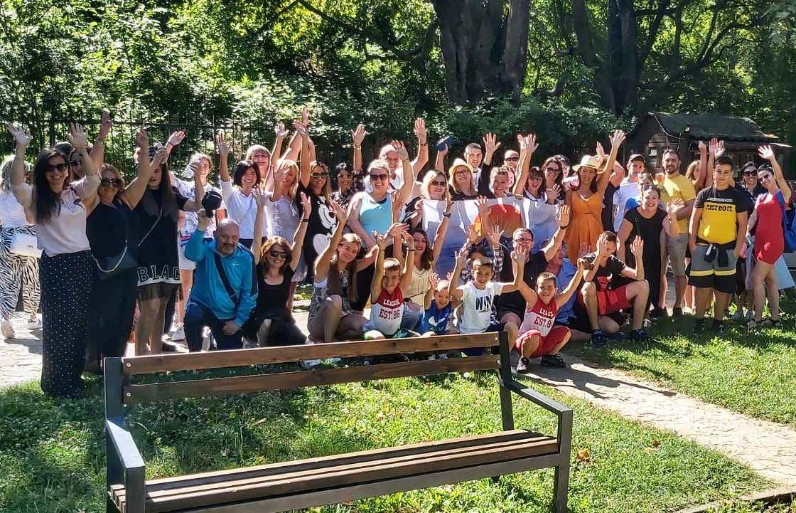 Turisti na izletu u prirodi organizovano putovanje Prestige Travel Nik?i?