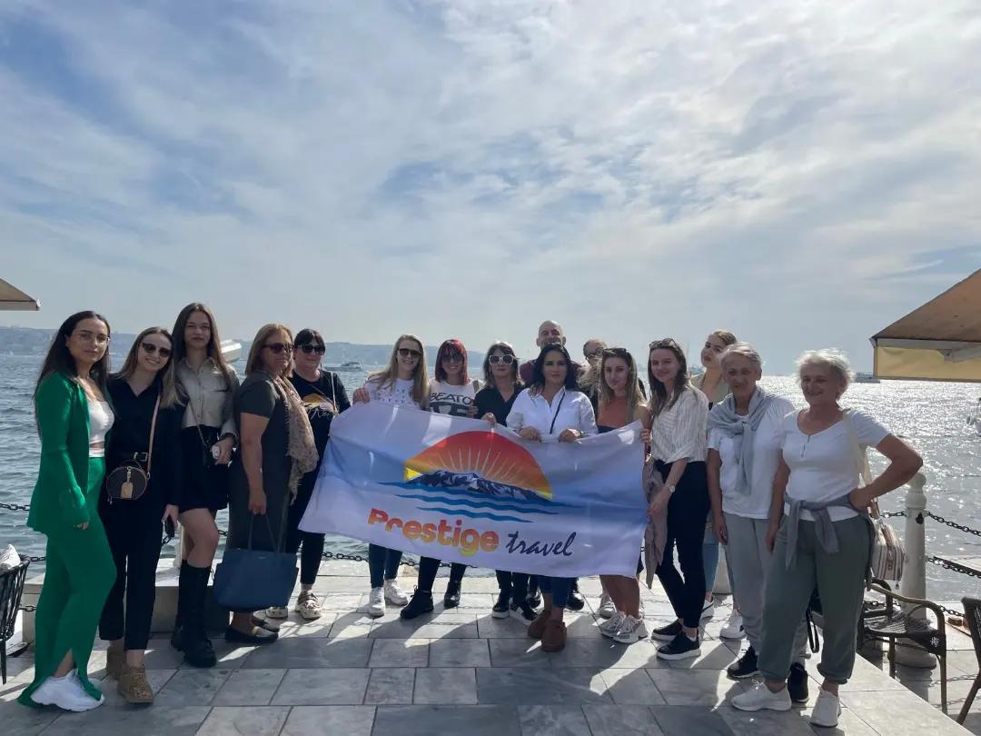 Grupa turista na putovanju pored mora Prestige Travel