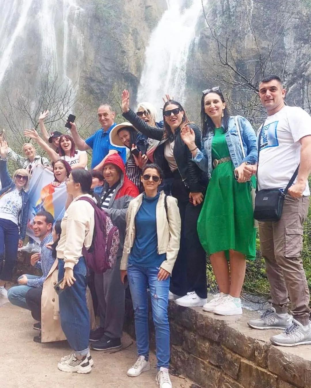 Turisti ispred vodopada tokom izleta organizovanog od Prestige Travel